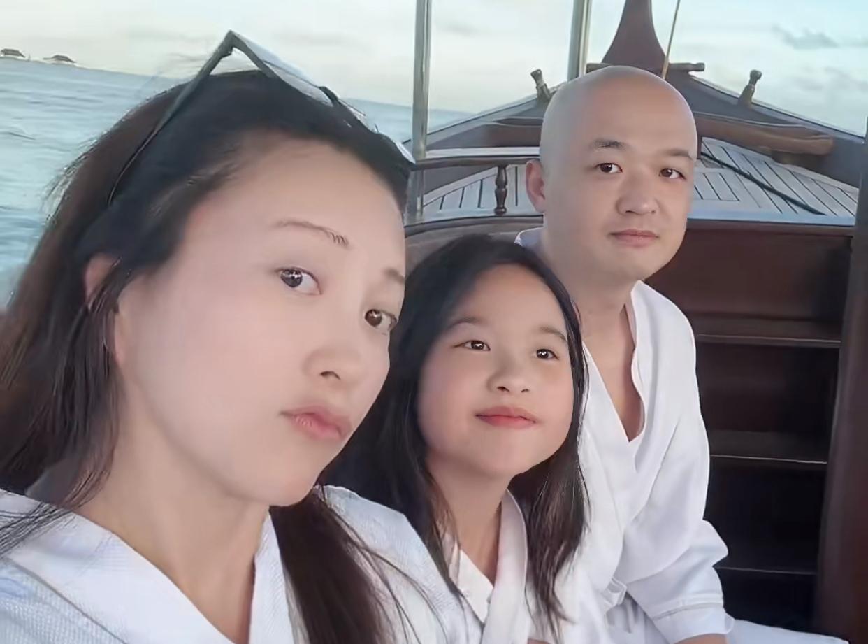 搞不懂包贝尔，
老婆漂亮又是初恋相知相伴许多年，
给生了女儿又生了儿子，
不缺钱