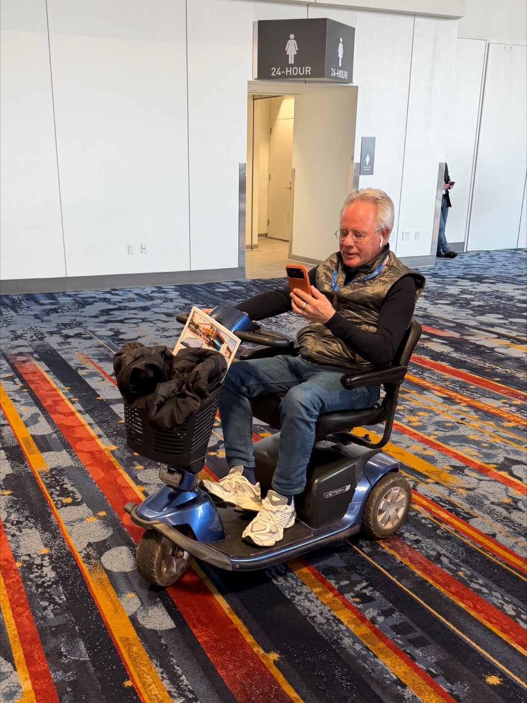 朋友在CES偶遇了一个骑老头乐的老头儿，是不是有点眼熟！ 