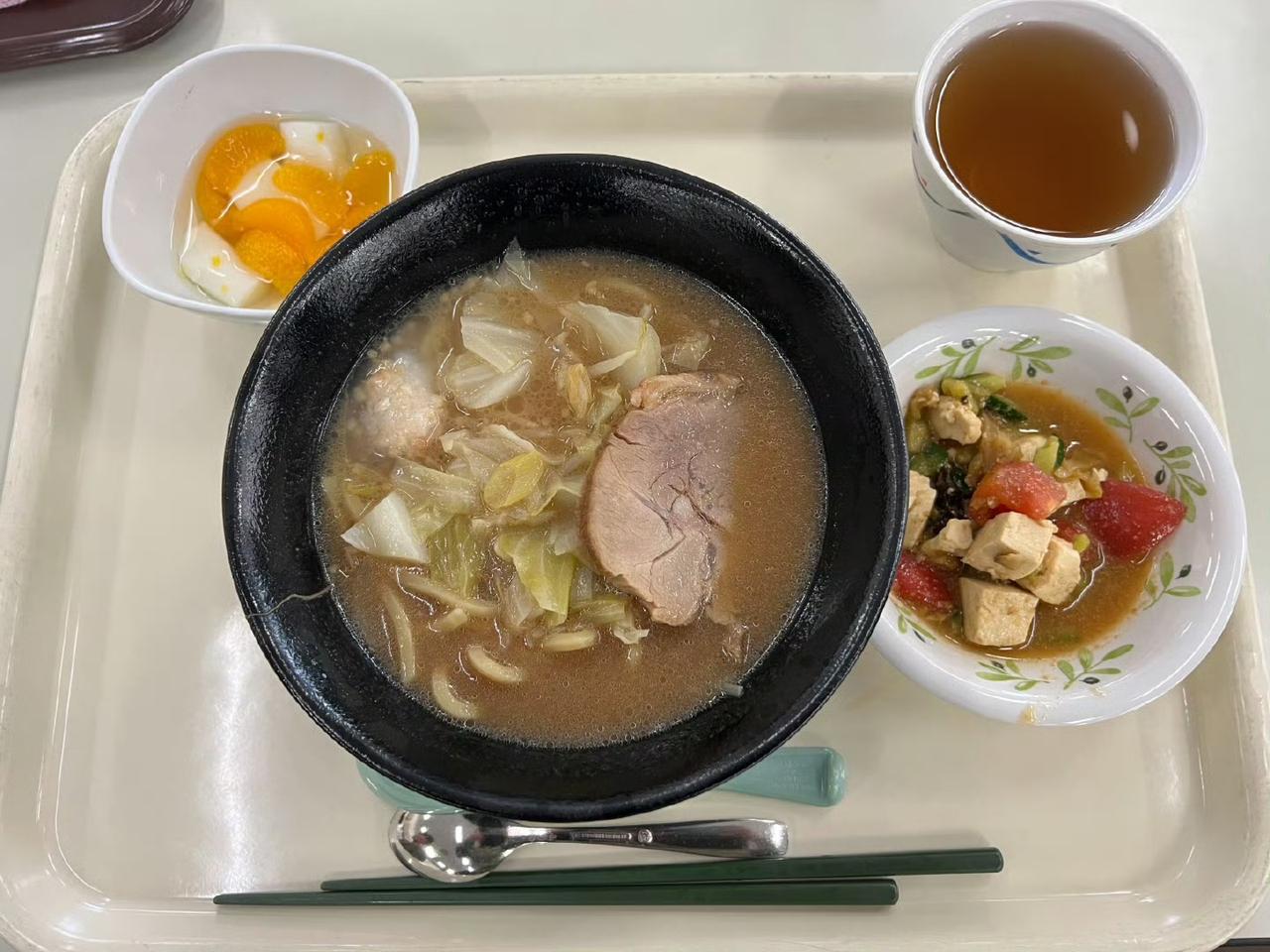 小日子过得不错的日本自卫队伙食看着还不错呀，比隔壁的韩国要强多了！
最起码处于能