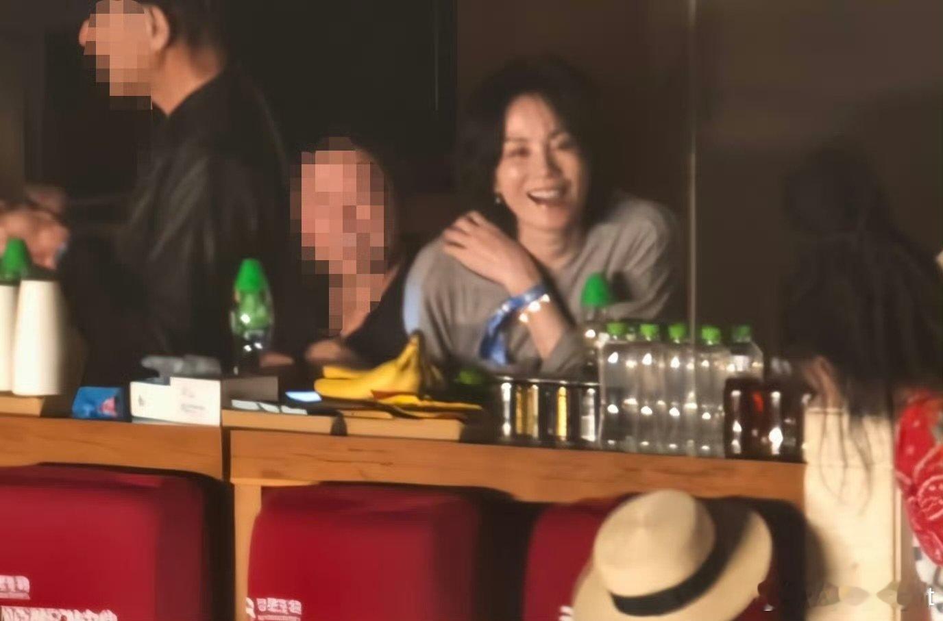 王菲来看那英演唱会了王菲去看那英演唱会了 王菲来看那英演唱会了，好久不见了！ 