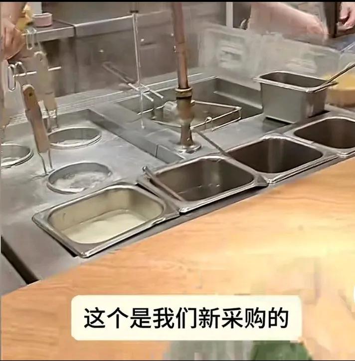 改用新鲜西兰花！西贝买了一颗有机西兰花！
网友表示：
天才!这么大一家店，买这么