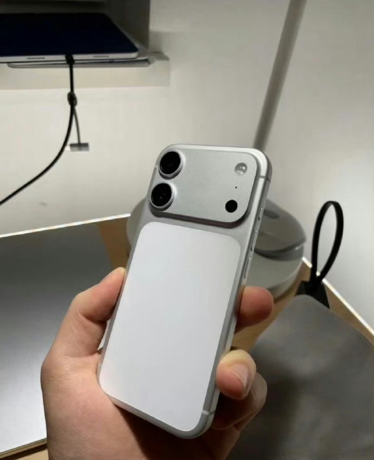 iPhone18标准版神似17Pro 能不能不能这么丑！！！少了一颗长焦看起来很