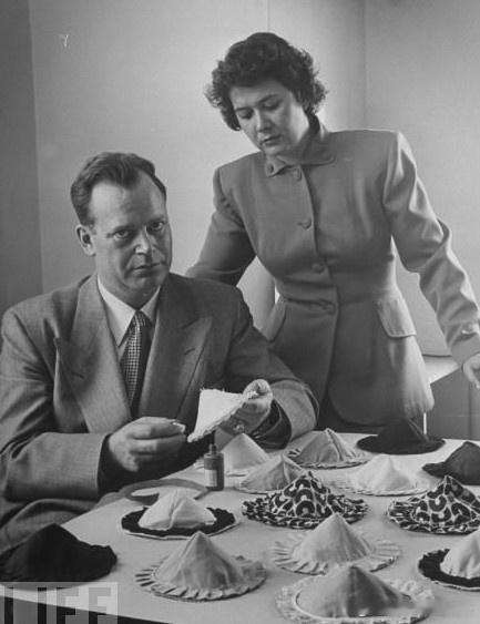 1949年，这位叫查尔斯的发明家推出了他的便捷胸罩：无吊带、无背带、无支架。不过