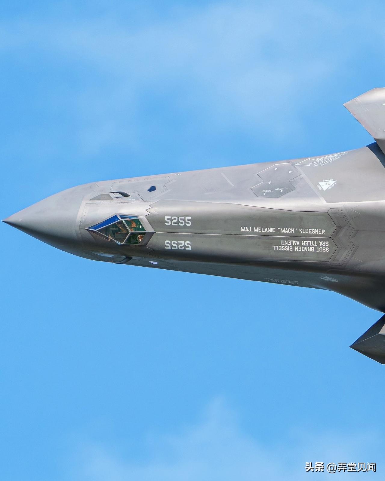 F-35 展示其武器舱。