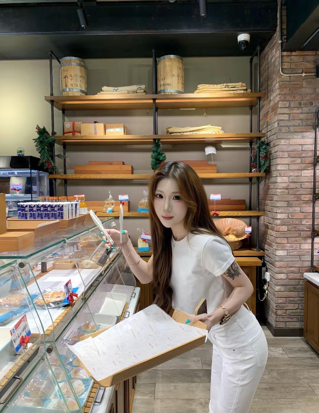 救命！面包店的氛围感穿搭！宜昌陪拍 约拍 面包店 探店拍照