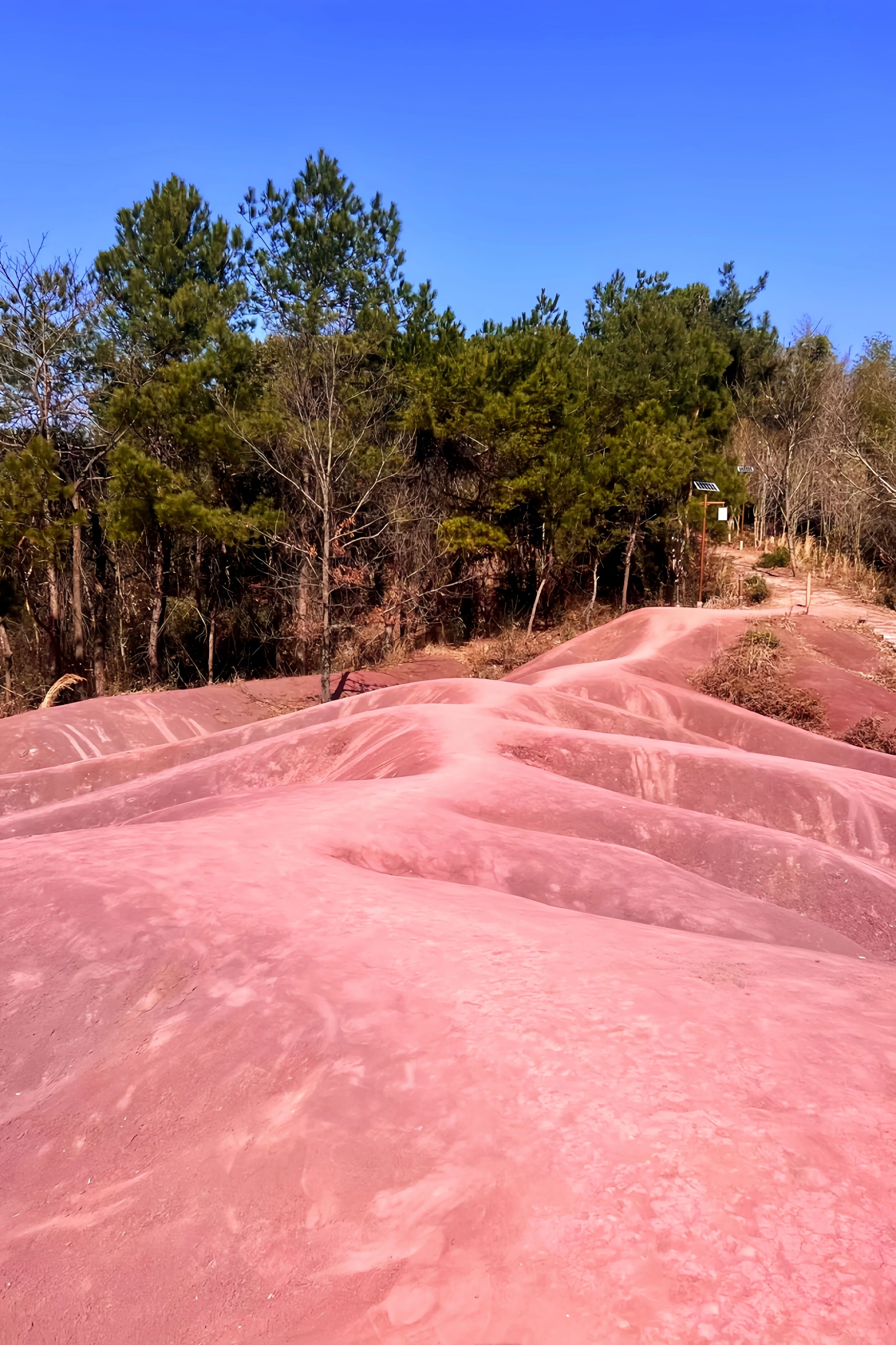 宁波也有火焰山 不必远赴西域，宁波四明山间藏着一处小众地质奇观火焰山。它坐落在余
