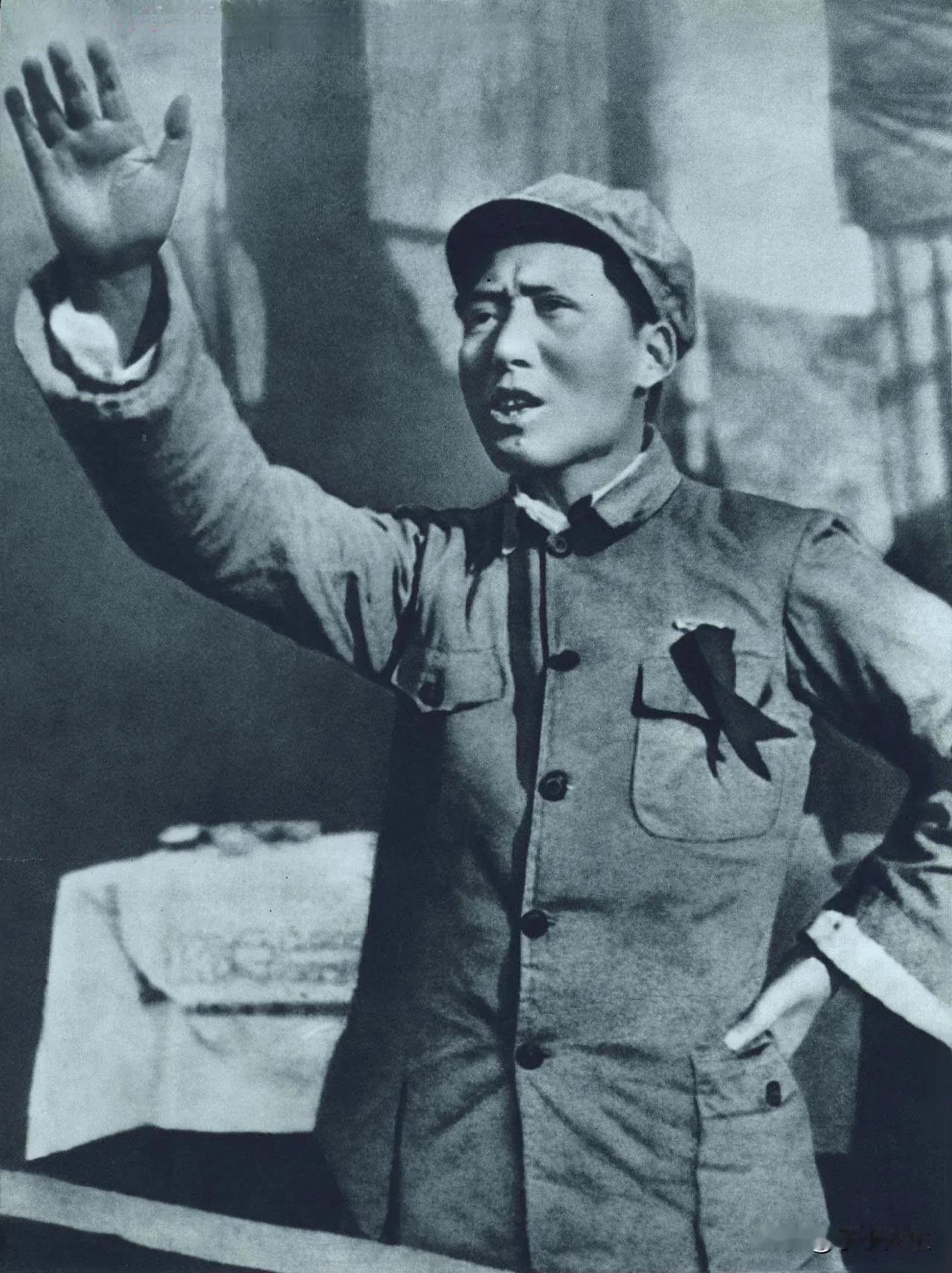 1938年10月至11月，毛主席在党的六届六中全会上先后作了《中国共产党在民族战