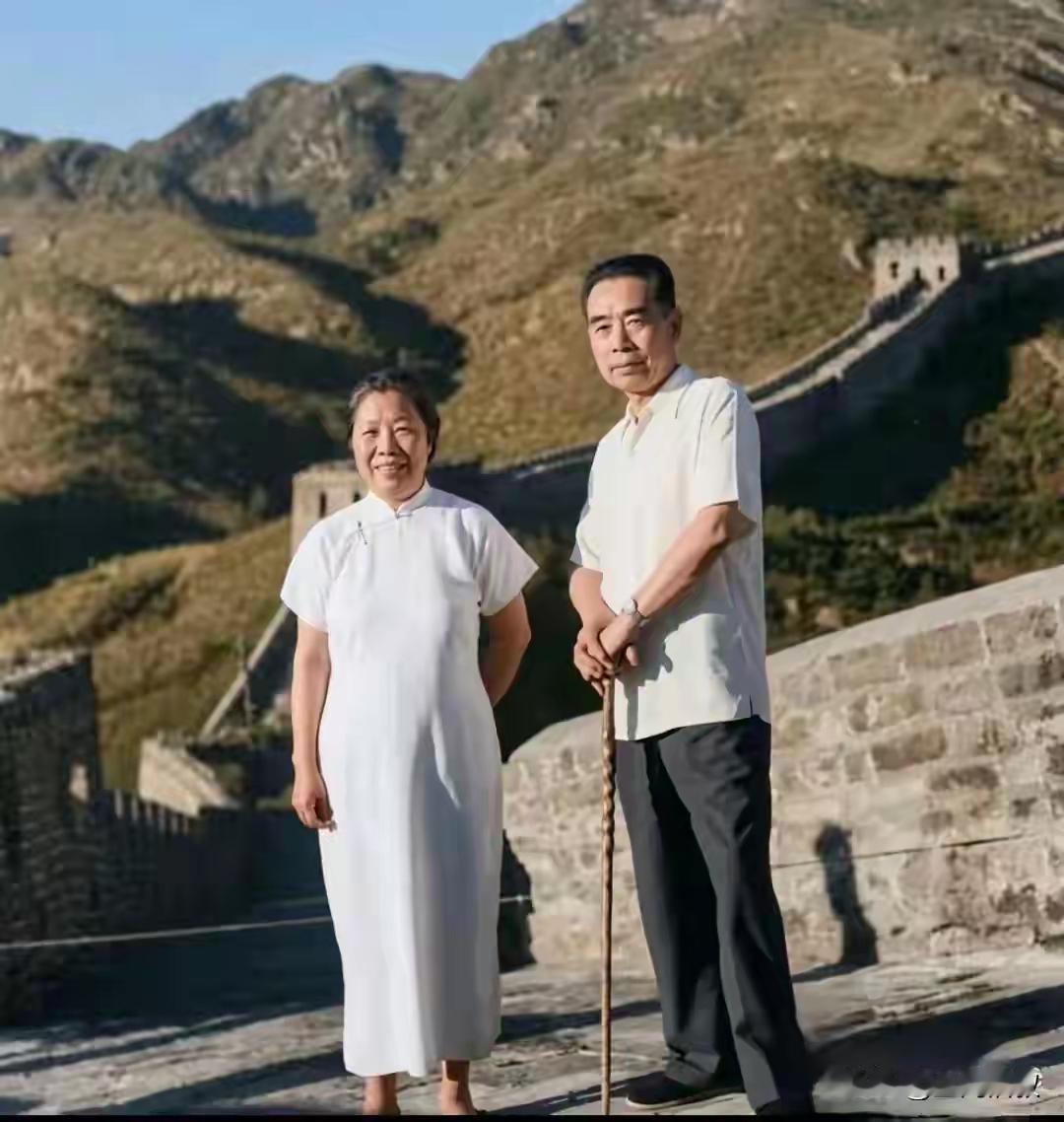 周总理
邓颖超
1962年
长城留影