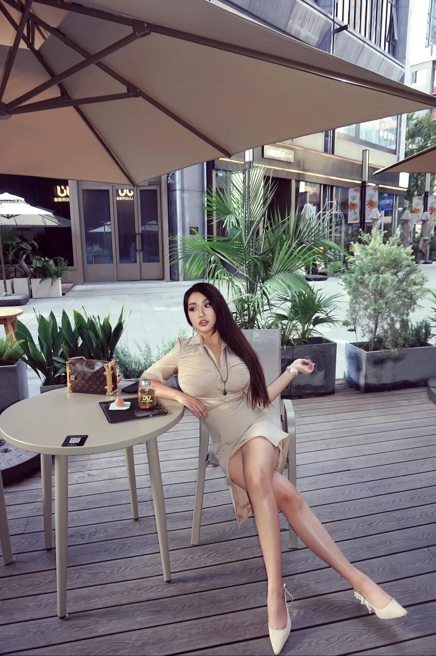 不是一见钟情 是第一次见面穿了包臀裙。