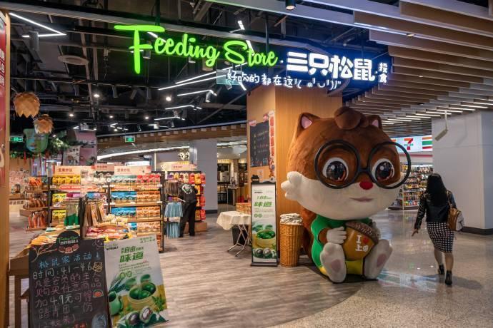 最近，休闲零食企业三只松鼠发布半年报。财报显示，公司上半年营收54.78亿元，同