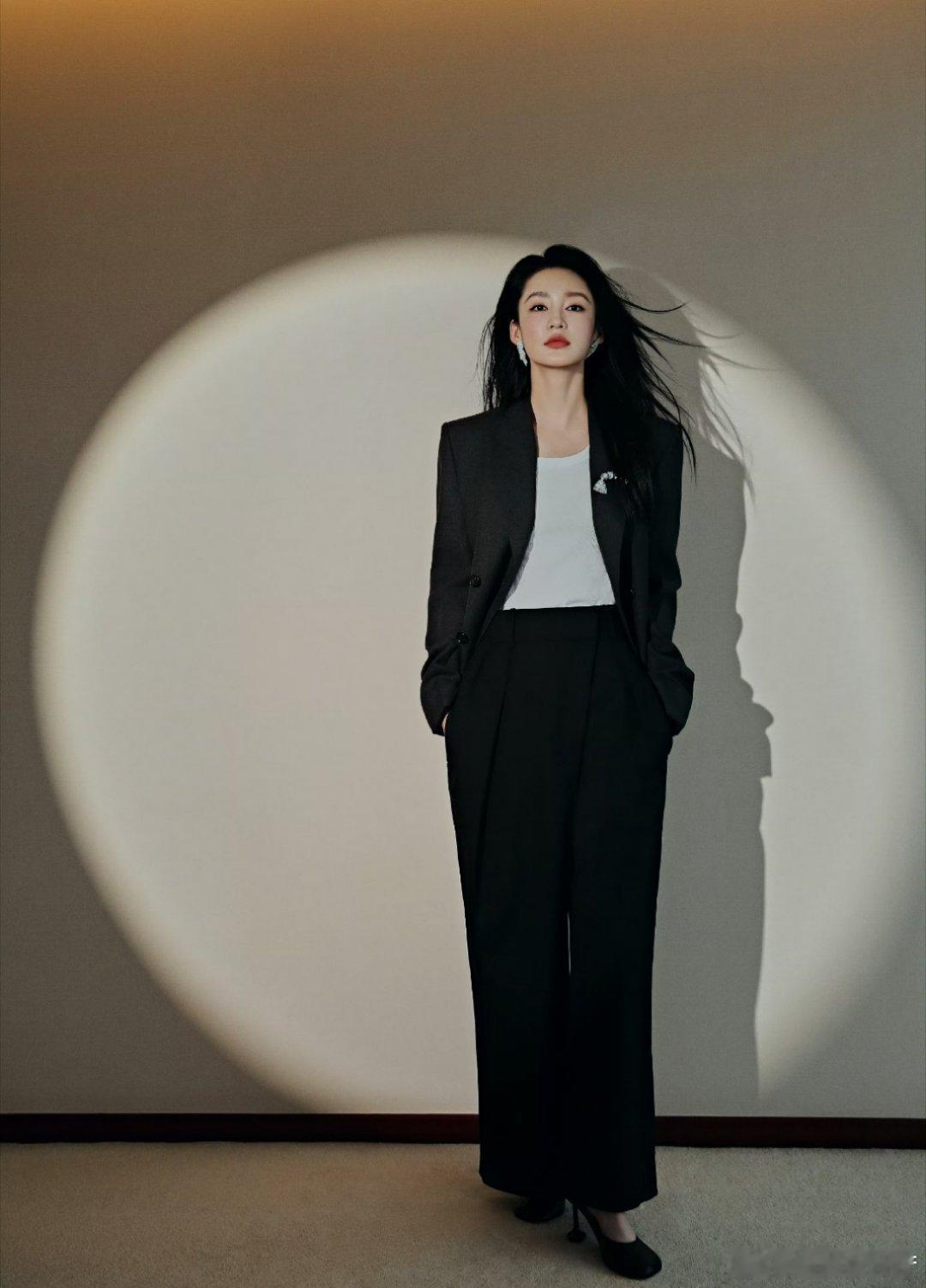 李沁的西装穿搭风格，又美又飒！ ​​​