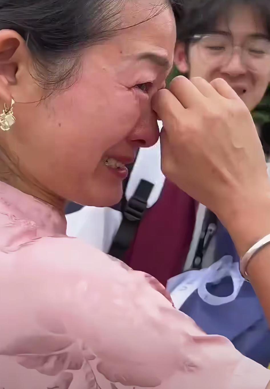 他3岁丧母、父亲再婚弃养，小姨未婚带了他15年。他真的特别争气，高考考716分被