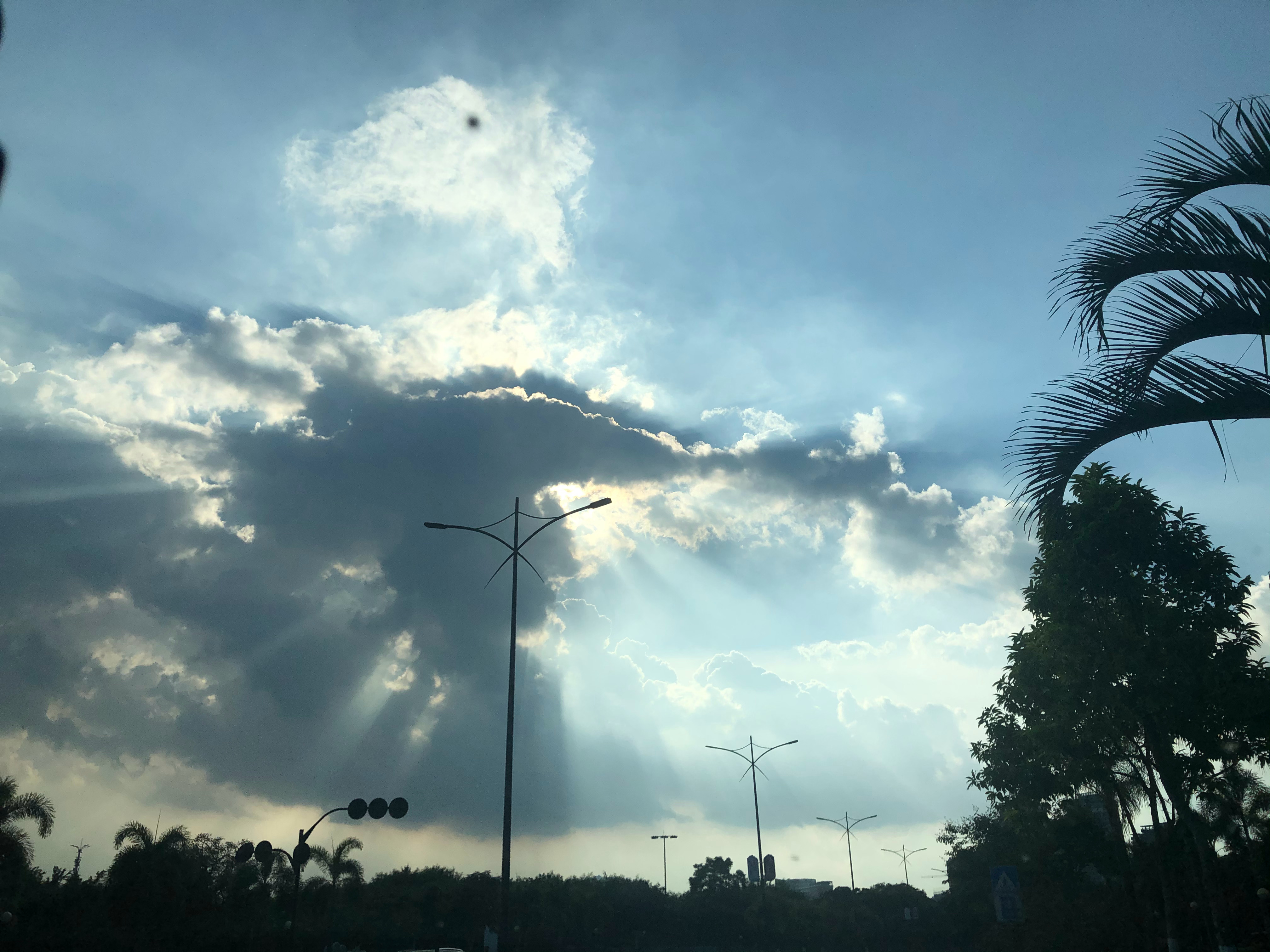 摄影灵感上新偶遇一场天空画展 黄昏时间看到的云，像不像一个侧脸的戴着宽边帽子的英