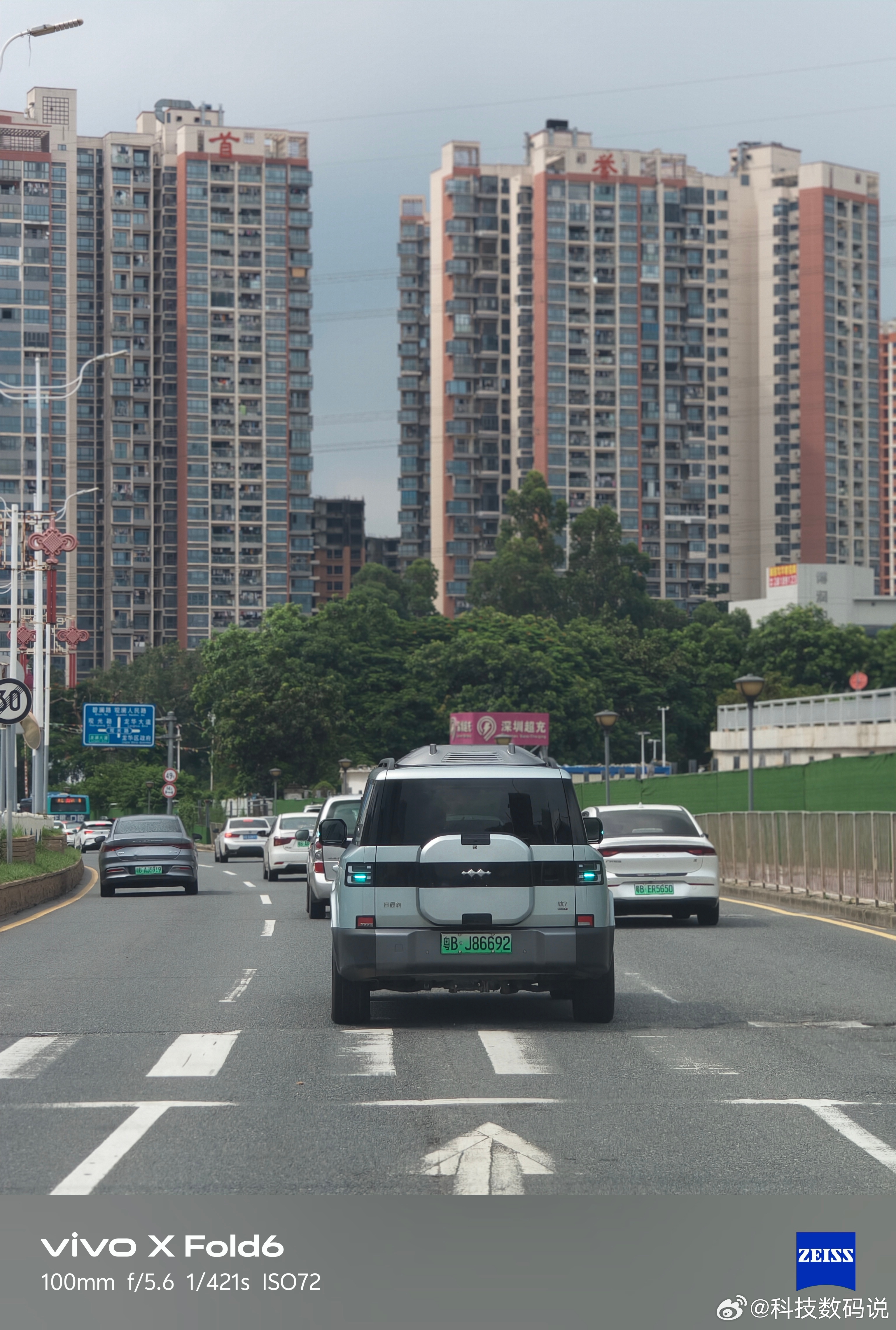 车卖得好，路上能见度就高你看方程豹钛7就很常见而且还经常开着小蓝灯是真的卖爆了