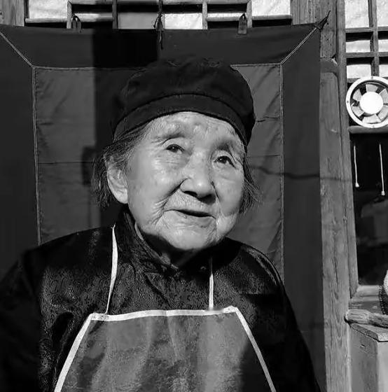 1984年，一个84岁的老太太来到政府接待处，对工作人员说：“我要捐款24亿！”