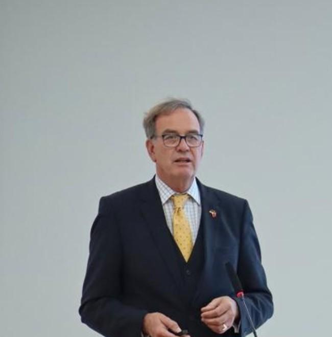 德国教授把话挑明了：美国不是不想打，是发现自己连“板砖”都快递不动了

最近有个