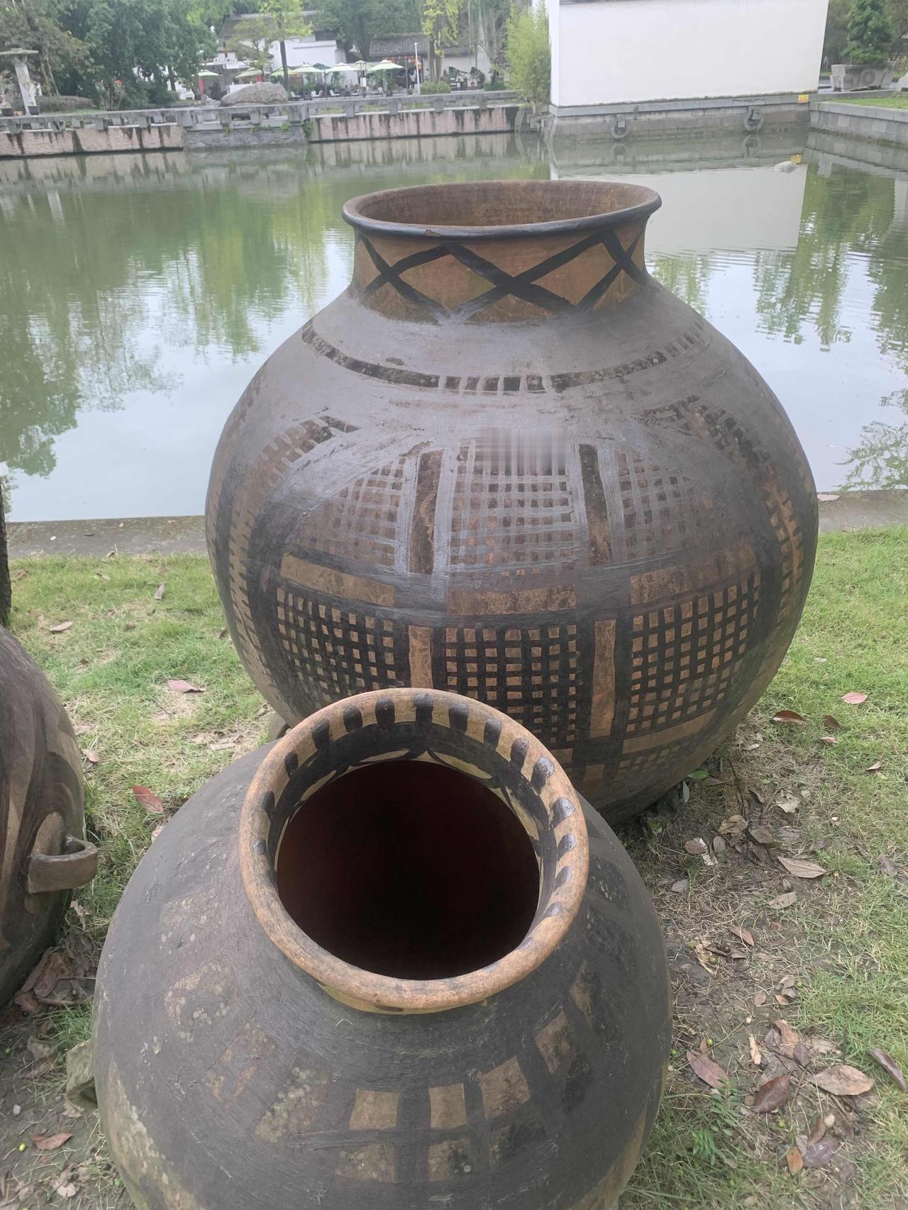 巴族是从秦岭山脉辗转流走到四川的，从历史发展脉络来看，辈分相对较低….