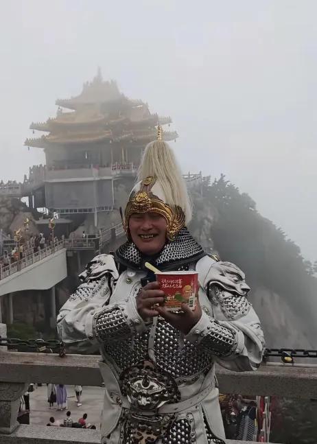 你们发现没有？全网骂大衣哥"披铠甲吃泡面丢人"的那批人，恰恰是同一批坚信"人活一