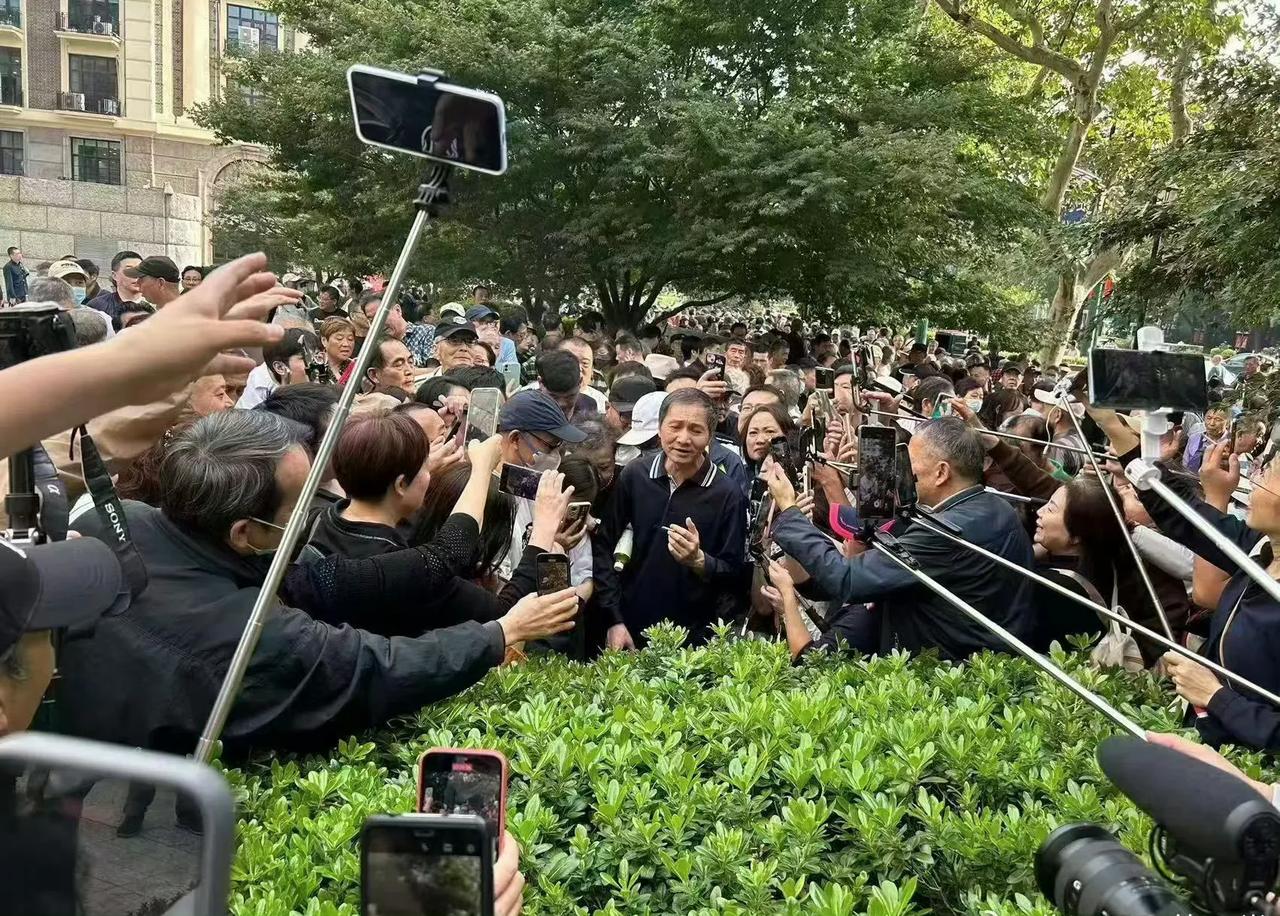 上海爷叔现身，这阵仗真不小
