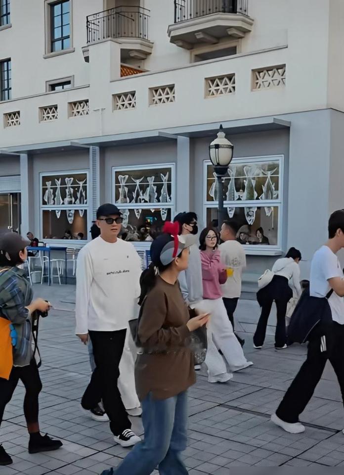 杨洋蹲在热那亚码头吃炸海鲜，没修图，没助理，没热搜，就一件灰卫衣，一把蓝椅子，结