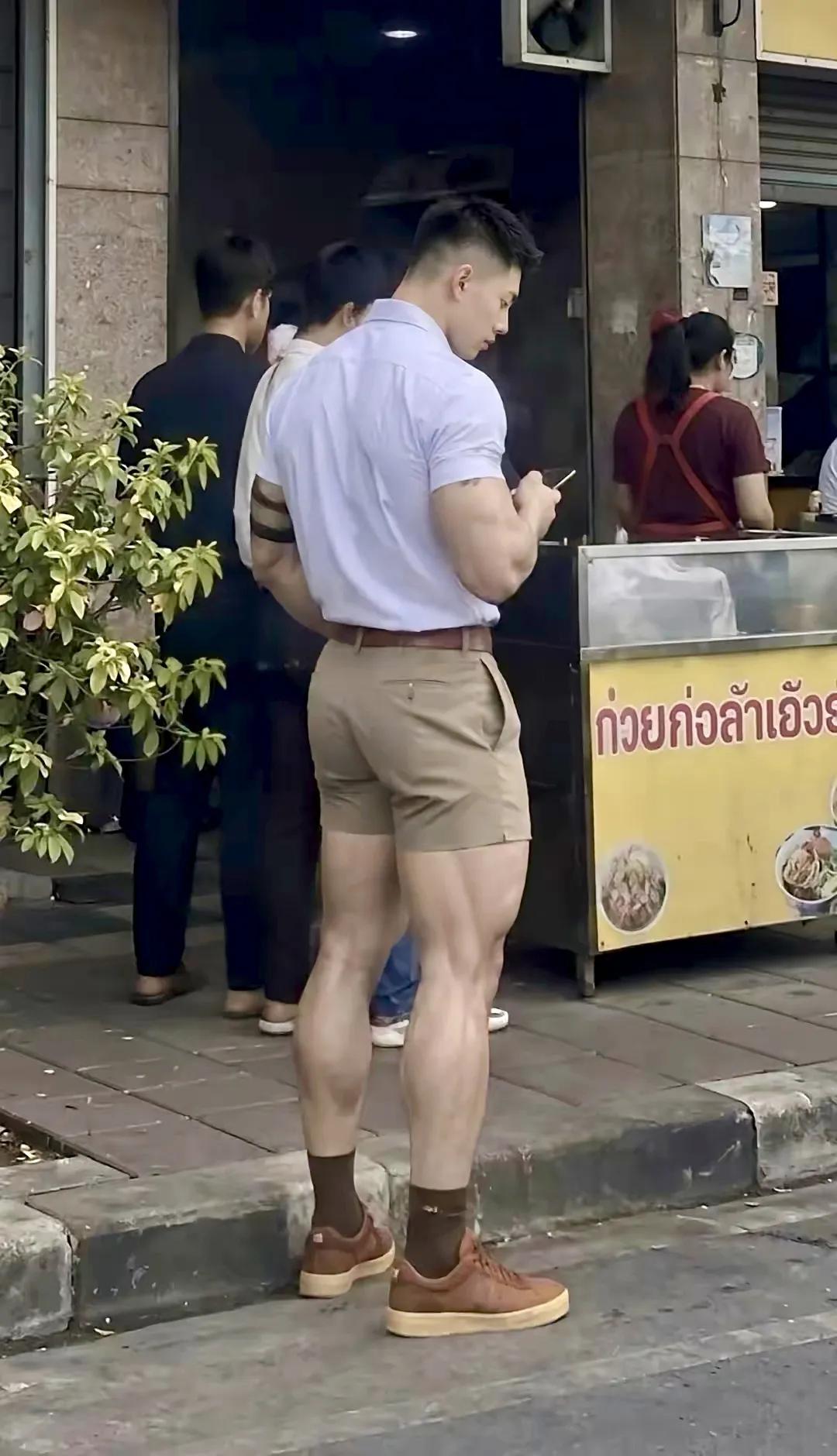 听说这种男的一般不近女色，
上去打招呼要微信，会不会被拒绝啊，
先问好，要不然太
