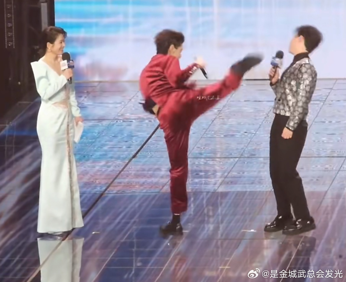 向佐回应早上差点踢到主持人的rs并道歉百克力也发了视频回应并未踢到向佐向百克力道