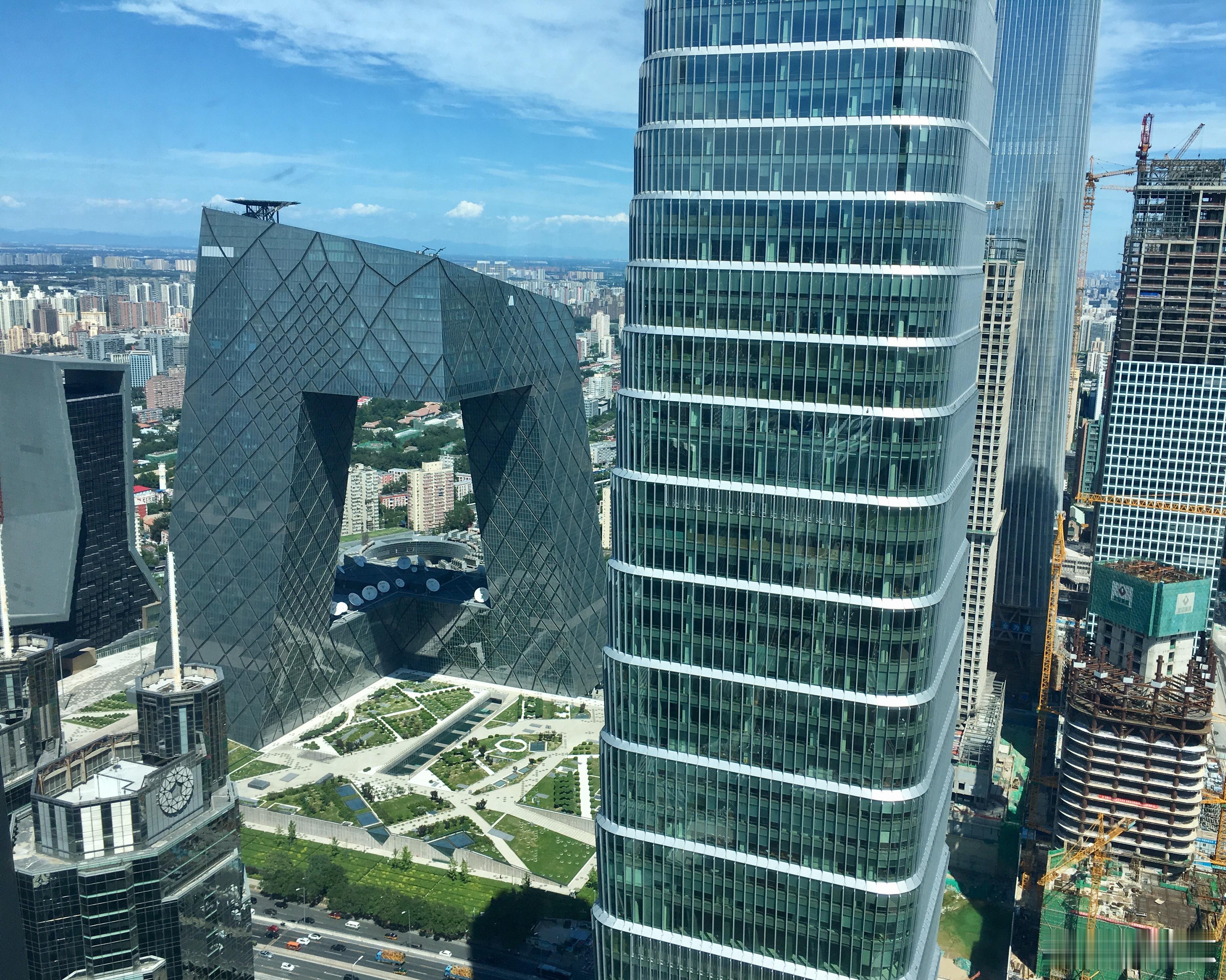 月薪3万意味着日薪1379 上大学实习那会儿，我在嘉里中心实习。有次午休在停车场