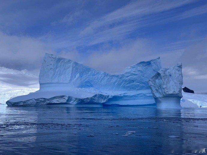 谁被吴京的南极6宫格狠狠戳中！冰川如碎钻嵌在深蓝海面，憨憨企鹅摇着步子闯入镜头，