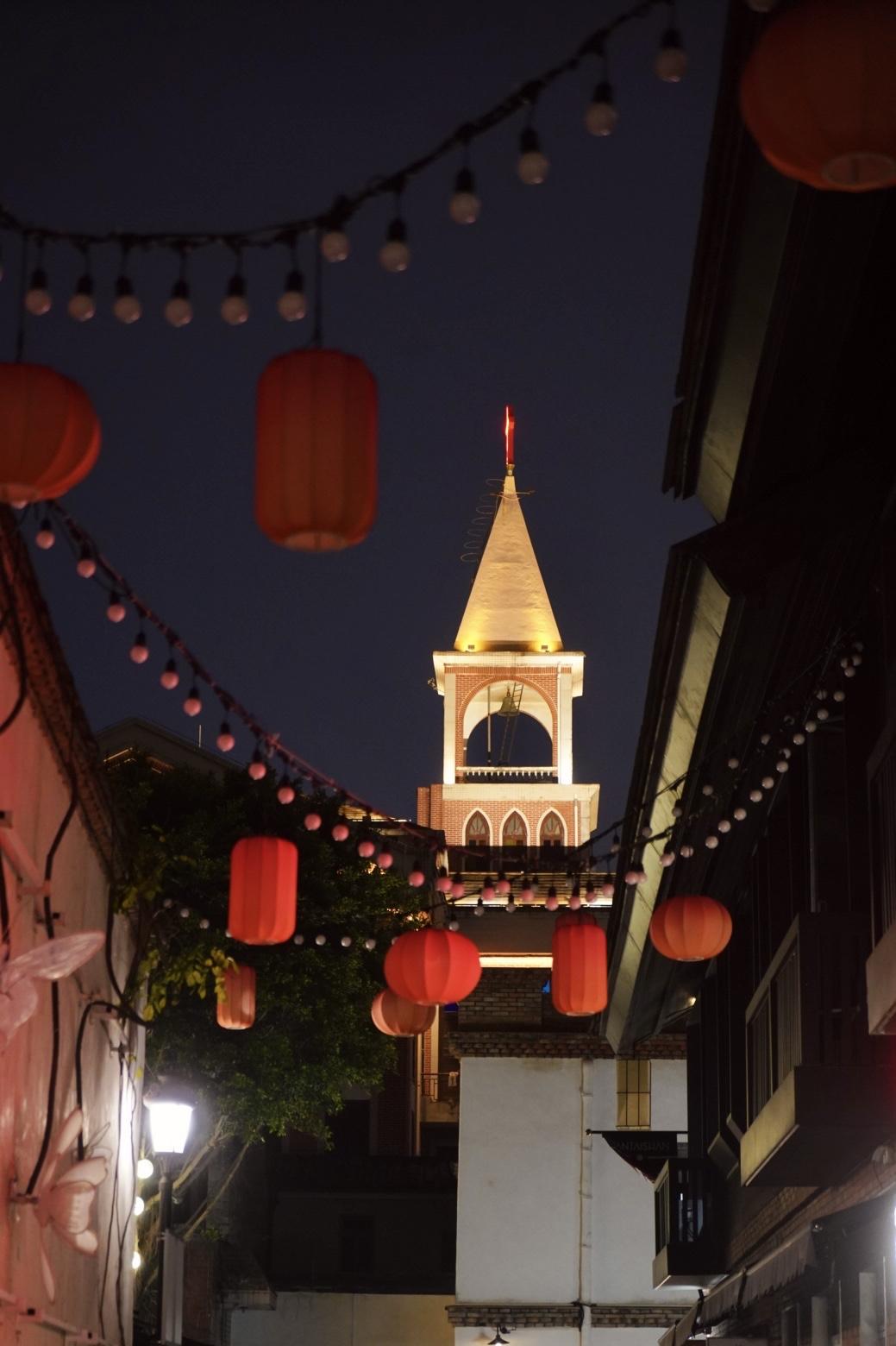 跟朋友在福州烟台山夜游，打开这座城市最温柔的B面。七点过后，游人渐渐变少。暖黄色