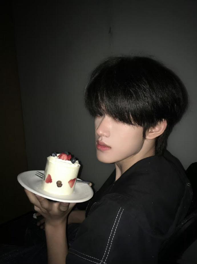 张极十九岁生日特别企划征集问答 谁能拒绝把粉丝放在心尖上的张极啊！十九岁生日特别