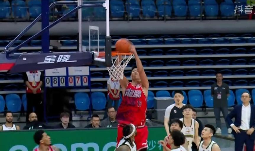 脱胎换骨！CBA广州轻取辽宁，徐昕20分+9板，广州的挡拆玩得厉害，辽宁没内线能