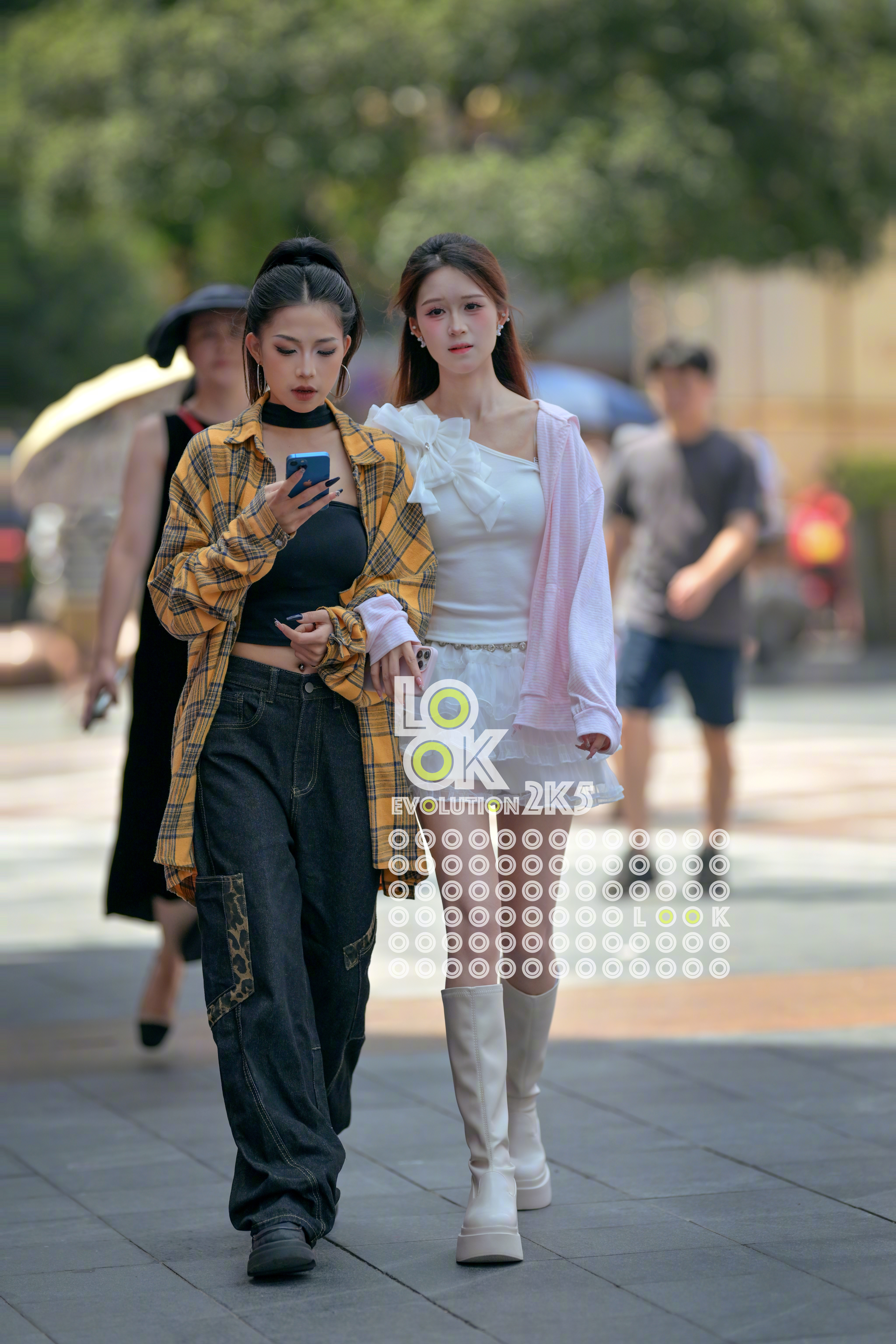小姐姐的妆判断应该是直播间的女主播 ​​​