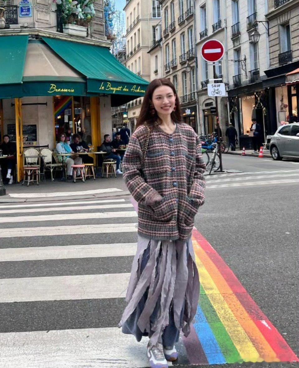 好好的裙子被钟楚曦剪成这样 ​​​