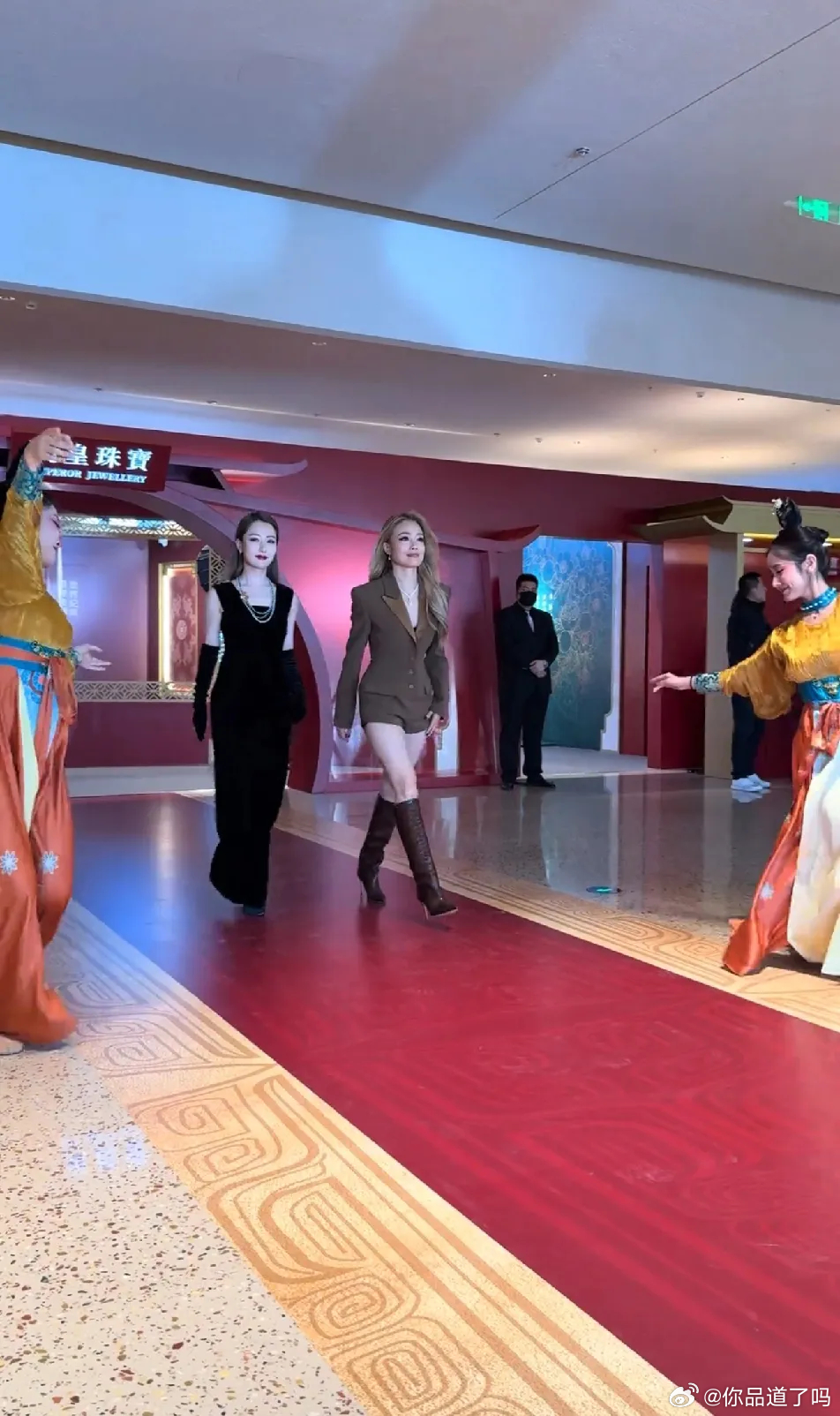 容祖儿那双腿又长又直，确实吸睛！不过说白冰哦，她就算穿得严严实实，也比谁都有女人