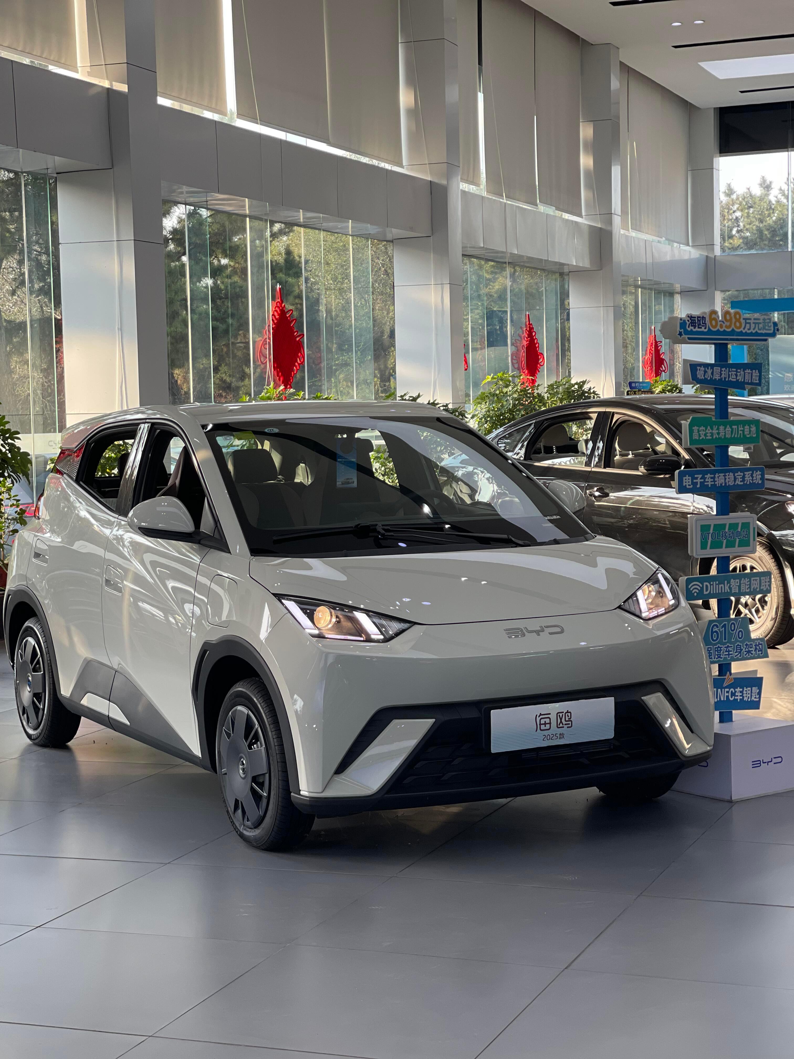 城市通勤小钢炮！405km续航够实在，快充半小时回血。小巧车身停车无忧，智能语音