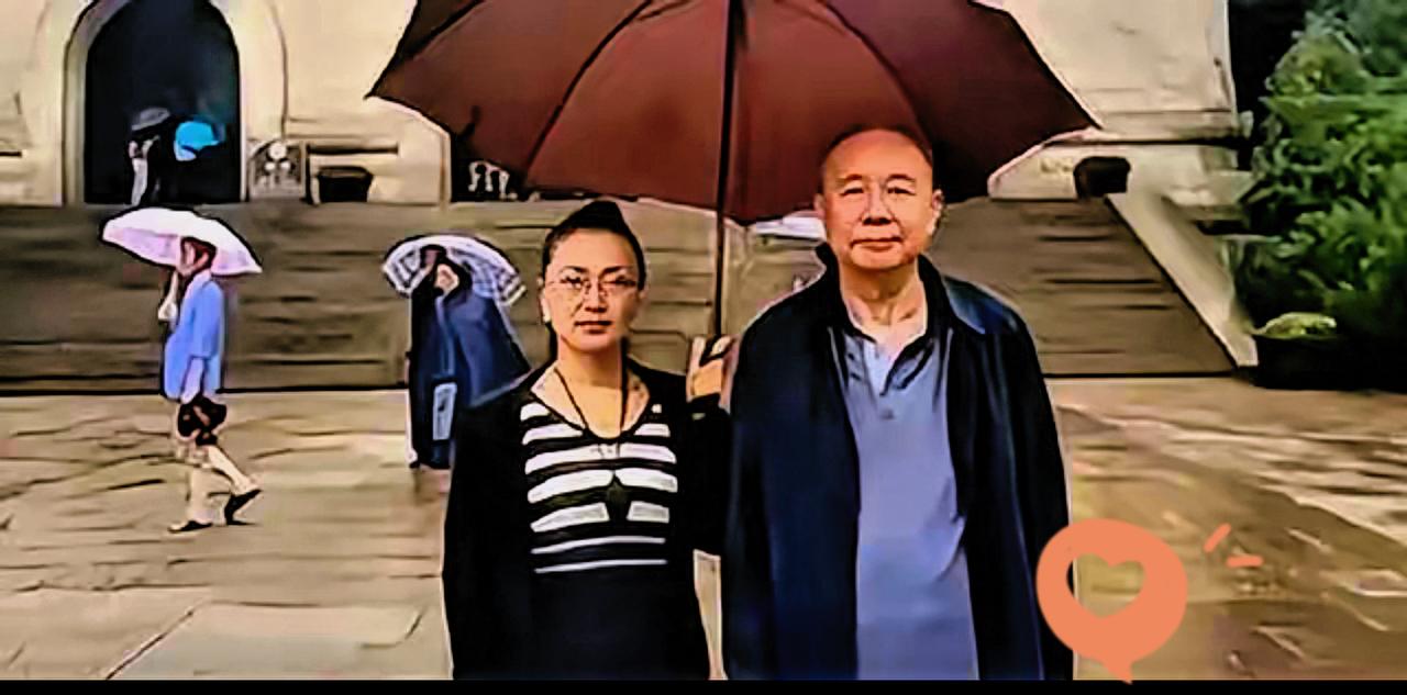 服刑18年的“中国首富”牟其中，8年前终于刑满释放，谁料在监狱门口迎接他的女人并