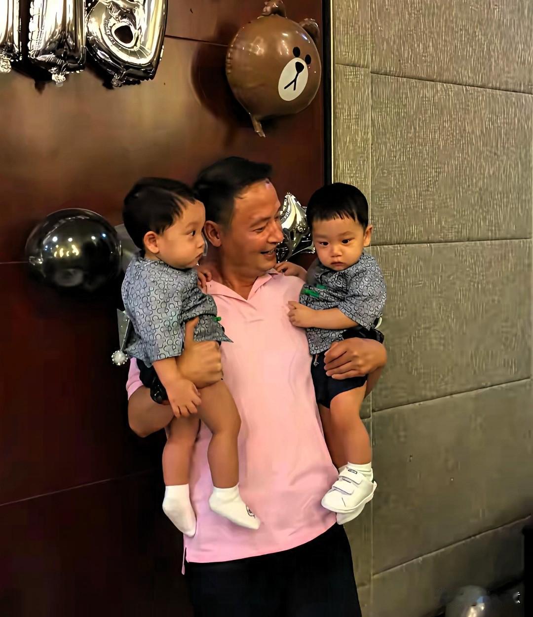 刷到《兰香如故》的热搜点进去，满屏都在夸侯长荣的颜值，我当场就愣了下，这不是87