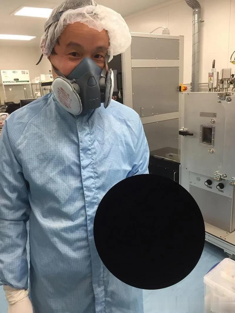 世界上最黑的材料

能想象到么这张照片中的科学家手上拿的是一个篮球，上面的涂层材