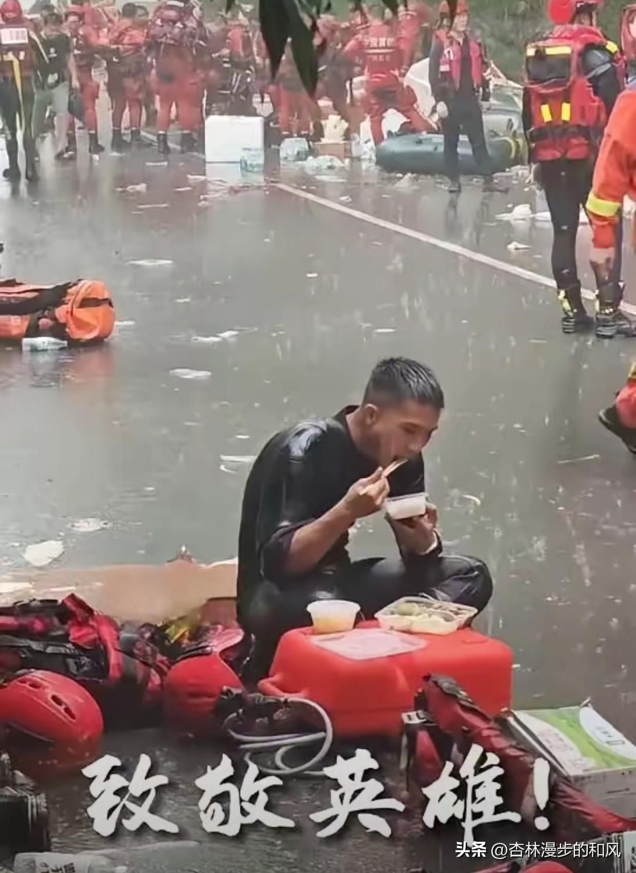恕我直言！这张照片最戳人的不是雨中吃饭。而是不远处明明支着帐篷几步路就到，他就是