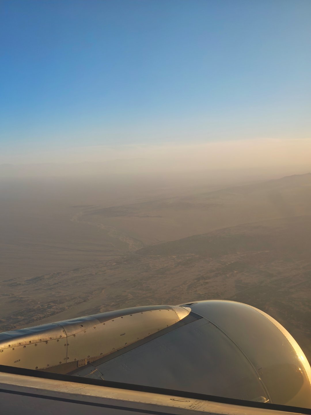 第一次来敦煌，这里的山都是白色的，一大片一大片，应该不是雪吧，挺好看的以后深入里