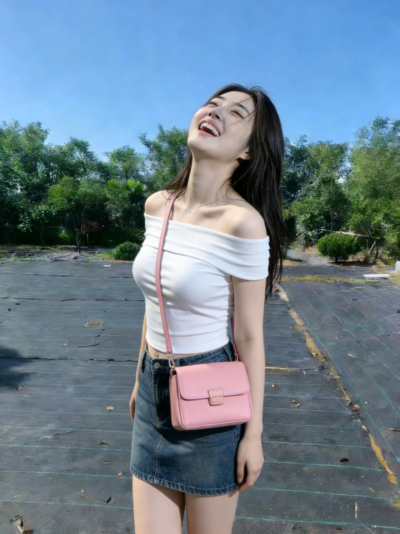 眉眼藏着星河，笑里带着清风。