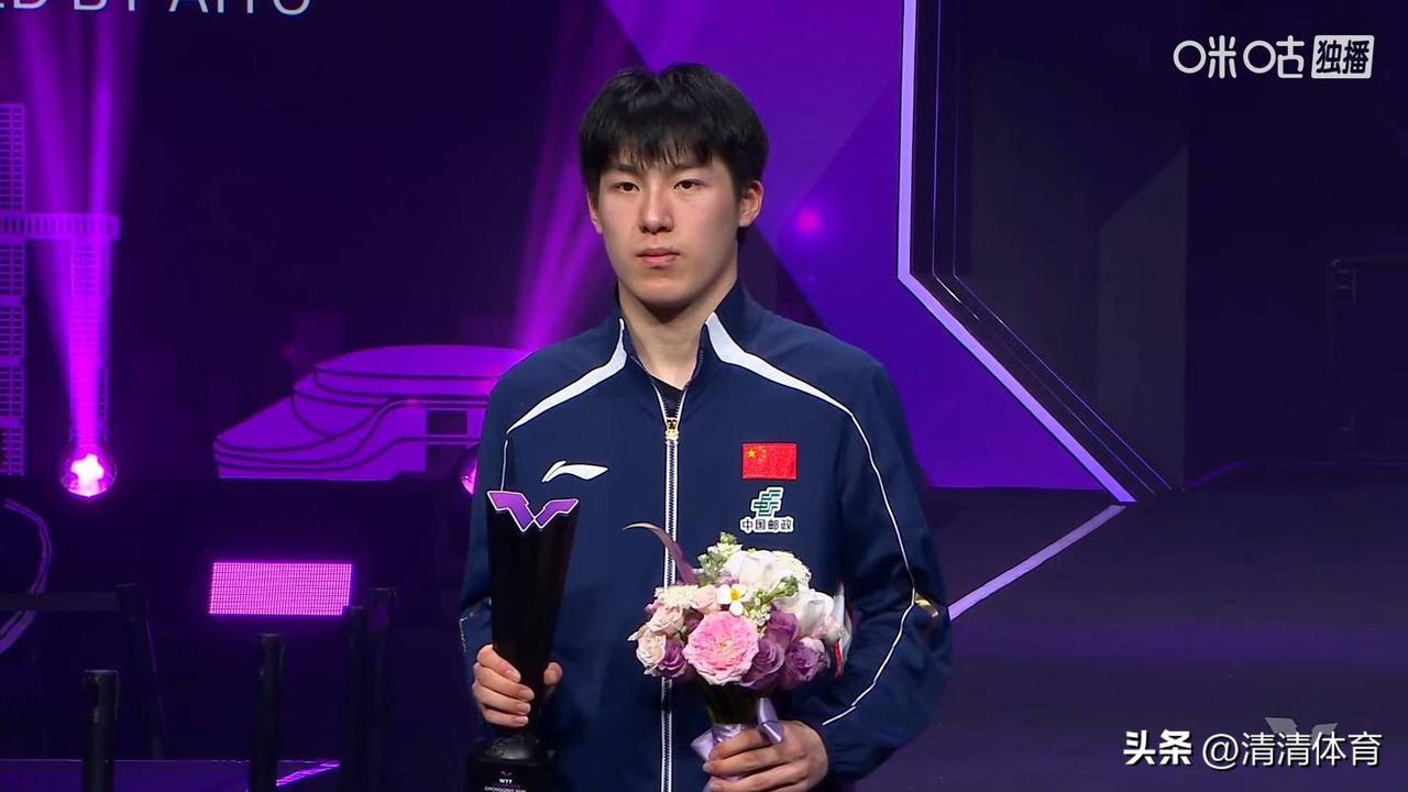 颁奖仪式上，小温神情严肃，或许还没从紧张激烈的比赛中回过神来。
小小年纪能打到这