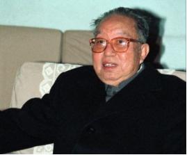 1976年毛主席病重时，“四人帮”认为华国锋不足为虑，劲敌还是老资格领导人。他们