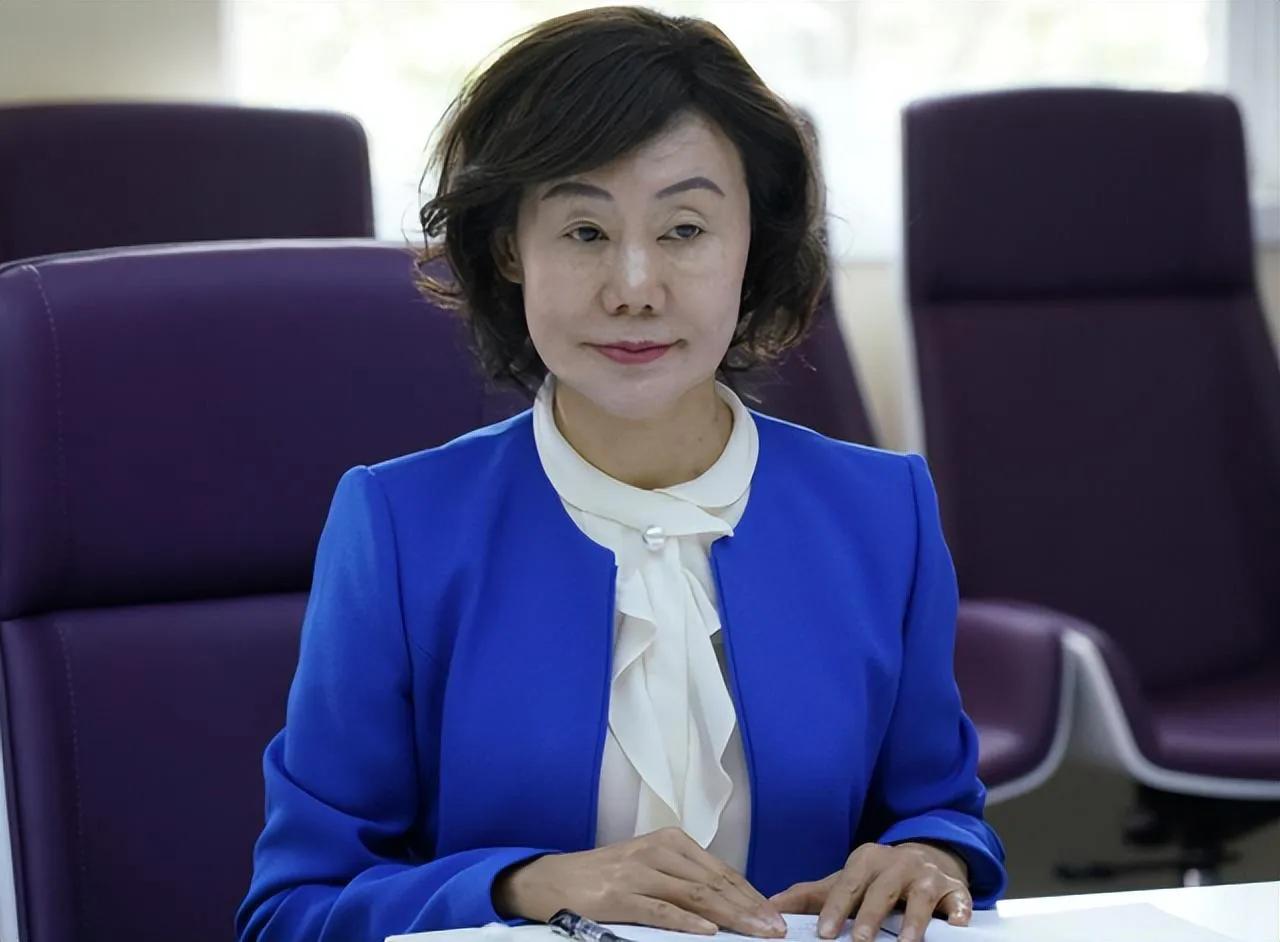 我们学校空降了一位女副校长，听说之前在教育局工作，刚来学校的时候，她的办公室空荡
