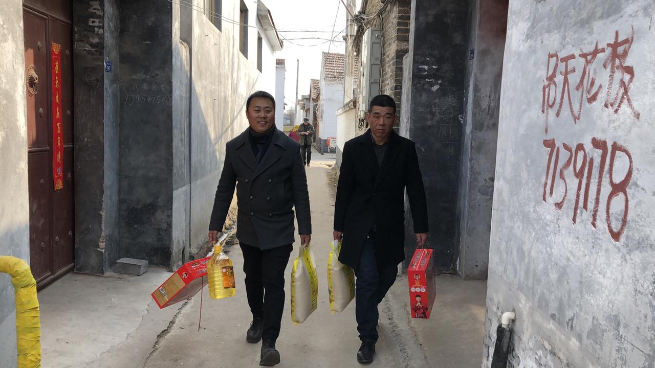成名后的刘大成给村里老人送米面油，换作是你能做到吗？
 现实里不少人一旦出人头地