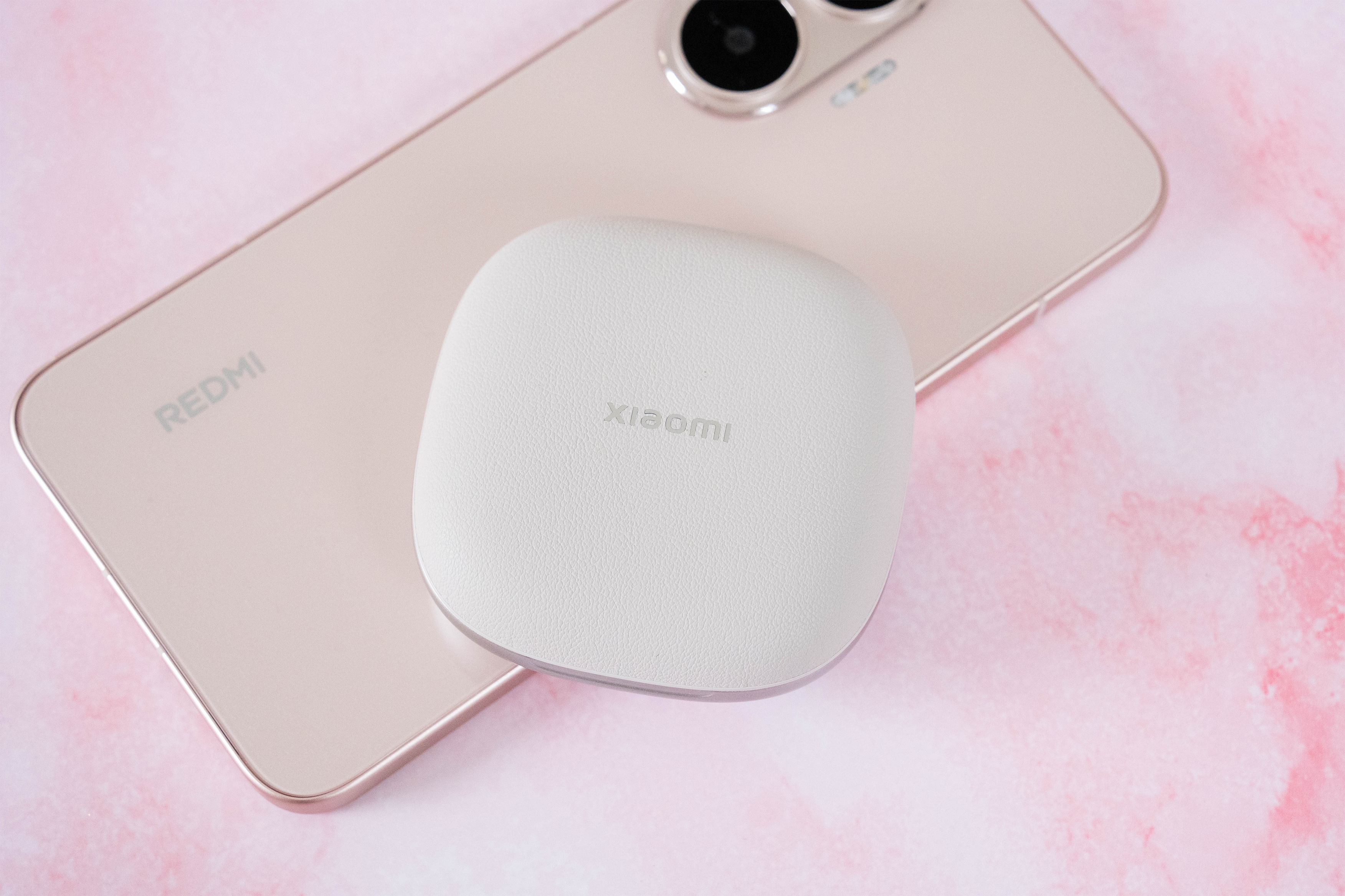 小米开放式耳机 Pro 跟 REDMI Turbo 4 Pro 的粉金新配色搭在