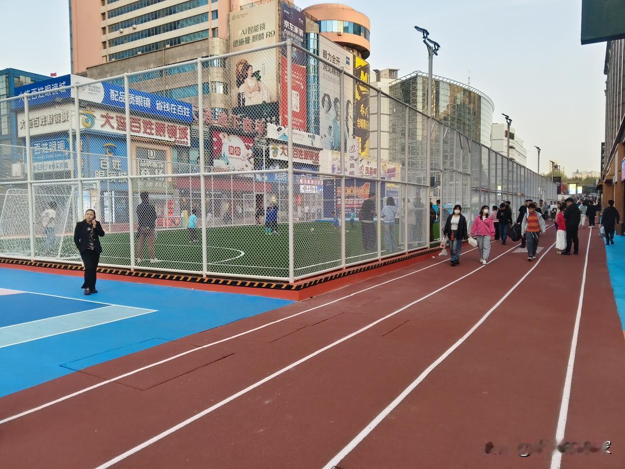 青泥洼桥步行街的改造已经初见雏形了。本人最近从青泥洼桥路过，发现已经有五人制足球