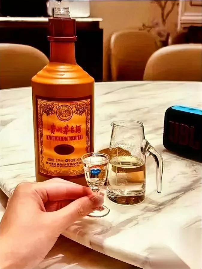 现在最愁人的不是茶价又崩了

而是手里囤的十年陈茶没人问

圈里人天天喊着降价出