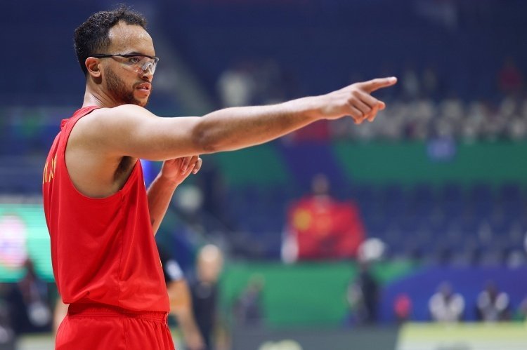 李凯尔不排除继续出战中国男篮 中国男篮首位归化球员李凯尔的经纪团队回应，称其“在