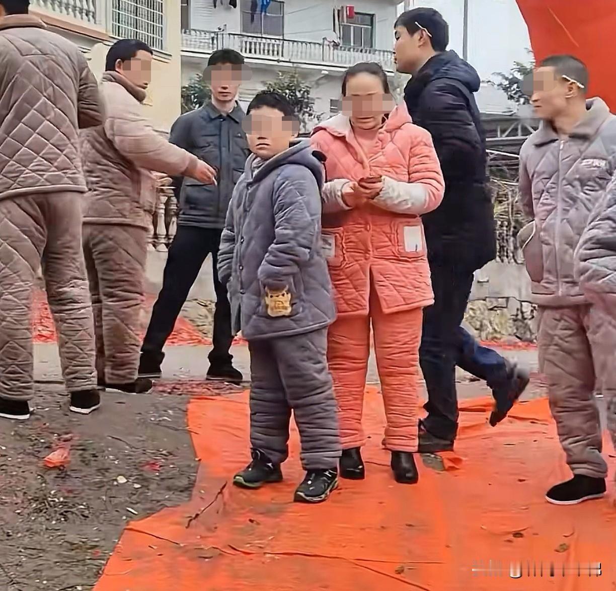是不是羽绒服在湖南都卖不掉啊，出门人人都是省服裹身[捂脸]